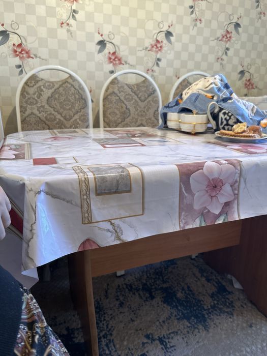 Стол со стульями