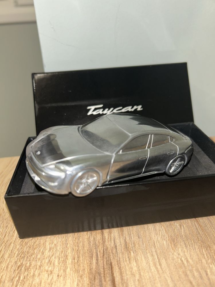 Колекционна рядка кола-Porsche taycan!