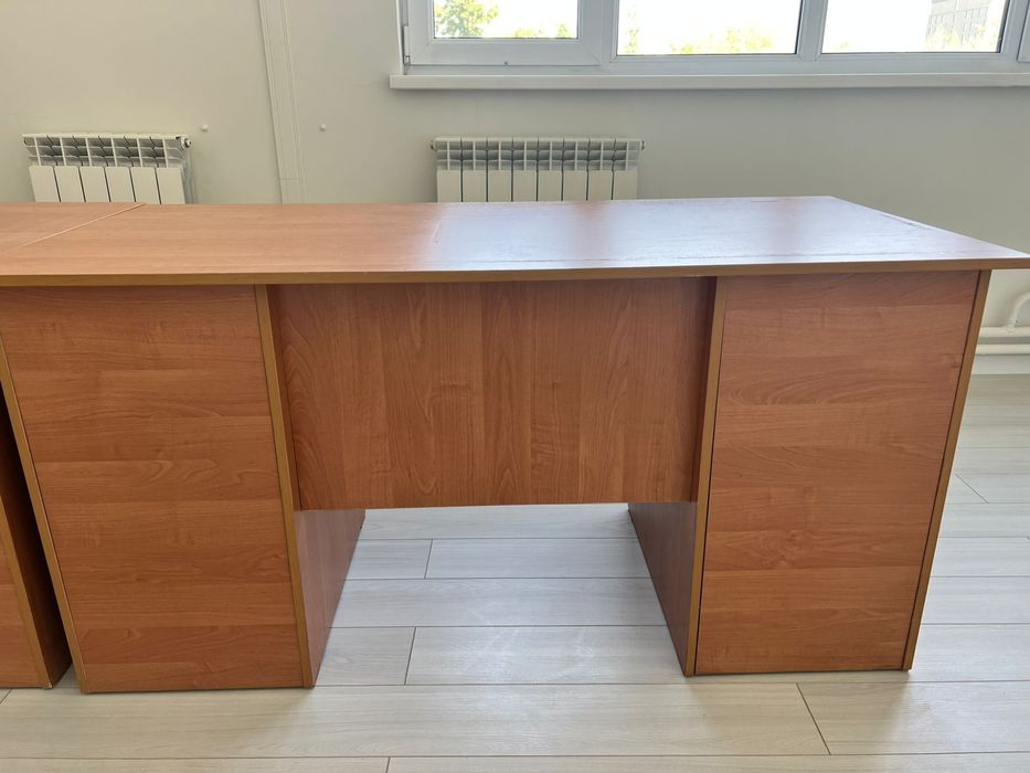 Б/у Стол с тремя выдвижными ящиками ишкафчиком