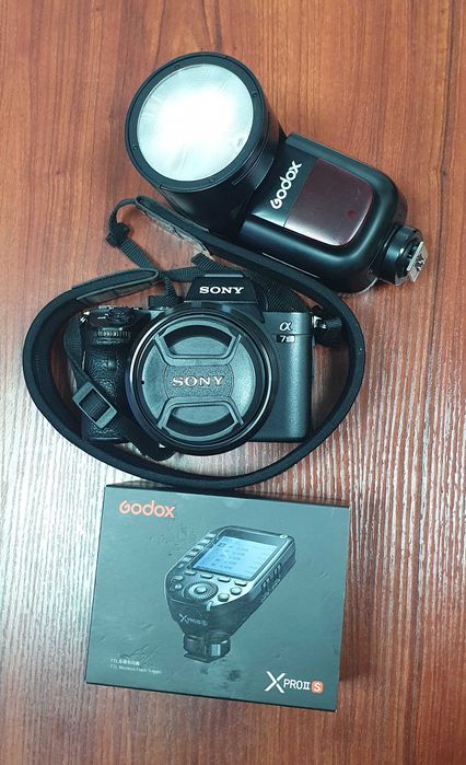 Sony alpha a7III kamera FE 28-70mm f/3.5-5.6 OSS ob’yektivi bilan.