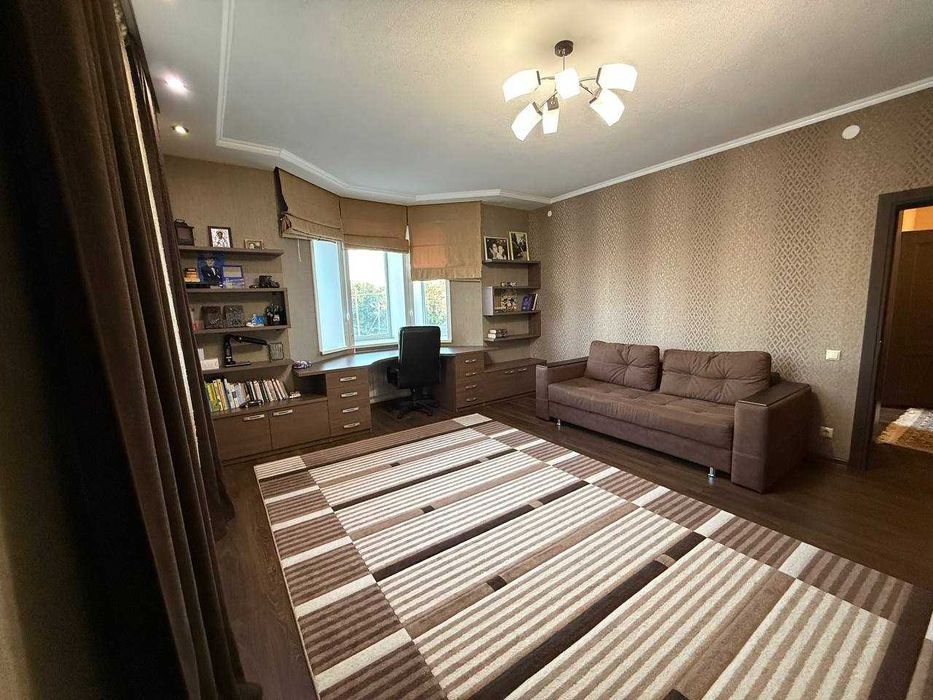 Продается  коттедж в центре города. Можно под коммерцию