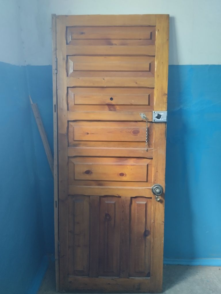 Продам дверь входную деоевянную
