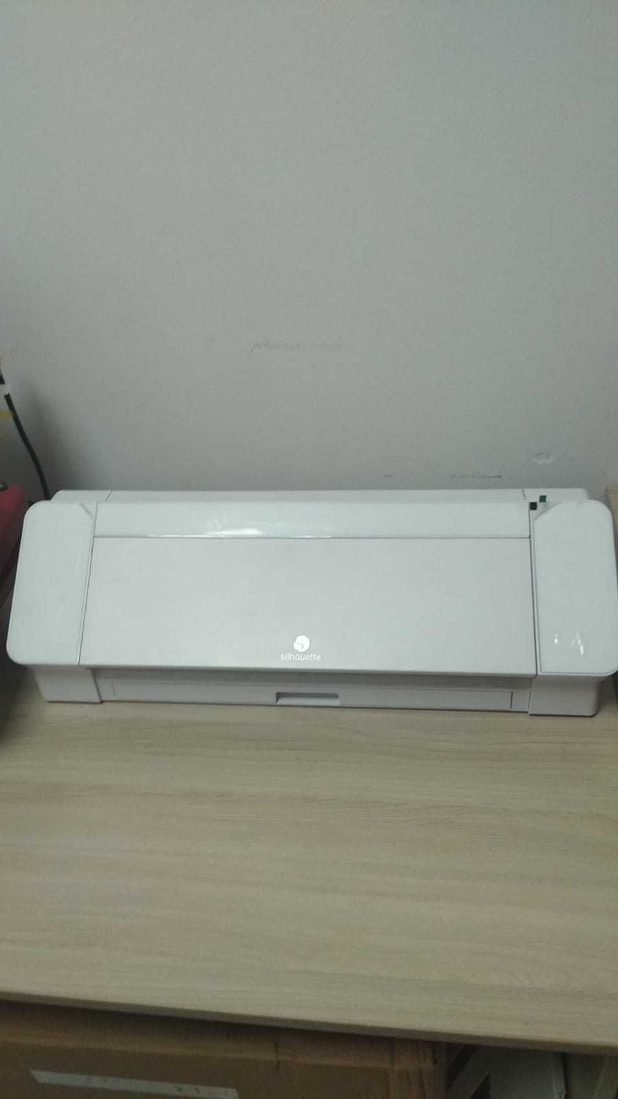 Продам  плоттер для резки Silhouette CAMEO 4