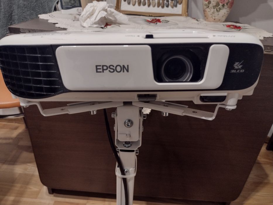 Videoproiector Epson EB-X41 cu suport de prindere și cabluri de 10 m