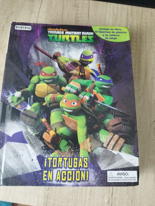 Продавам книга на Костенурките нинджа с фигурки