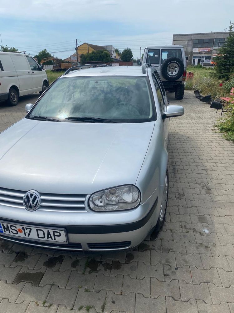 Vând Volkswagen Golf 4