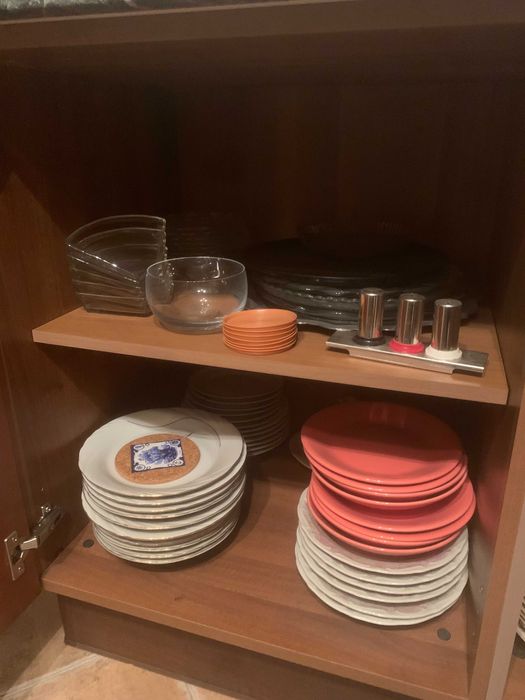 Различни видове чинии в комплект