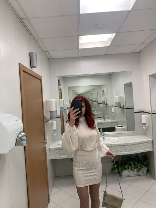 Бежова къса пола с пайети/камъчета