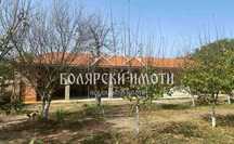 Къща с голям двор с. Хотница