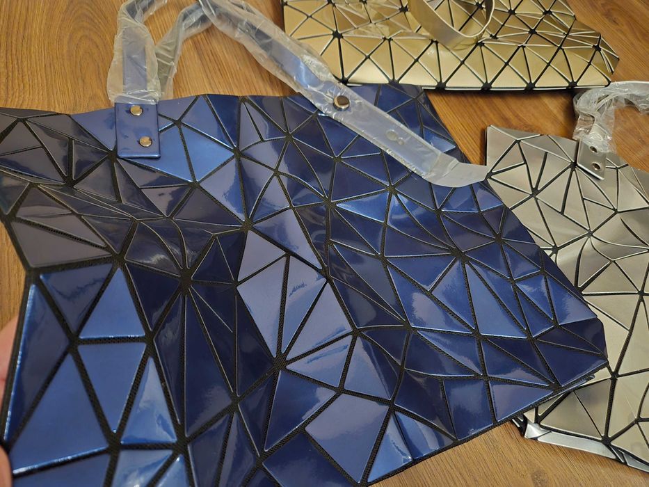 Нова геометрична 2025 лачена чанта