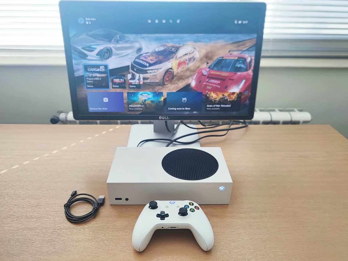 Xbox Series S със джойстик и кабели
