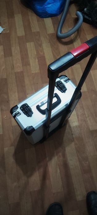 Набор инструментов в крутом и удобном кейсе на колесах
