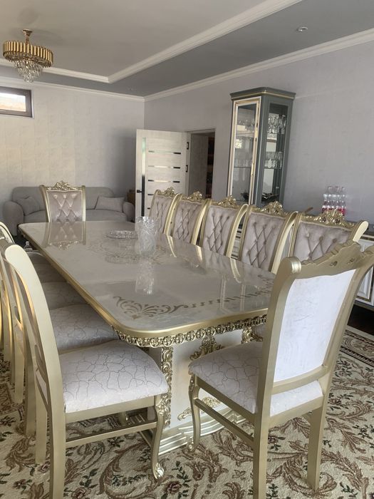 Стол со стульями