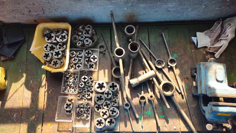 Комплект плашки и метчици с въртоци