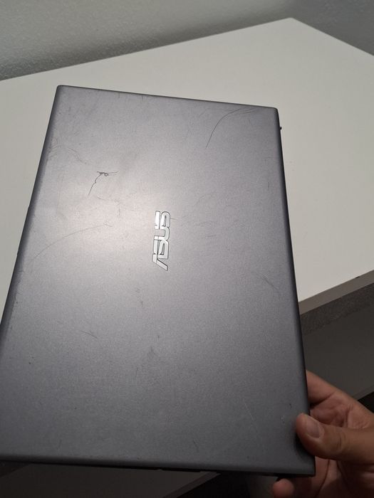 Laptop Asus cu i5 generatia a 8 a