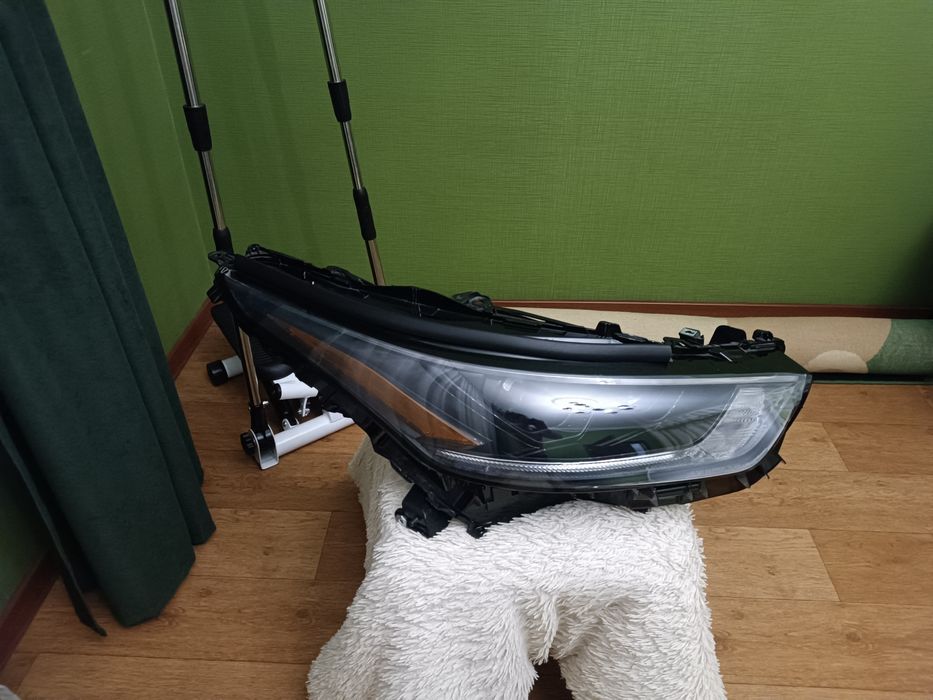 Продам фару правую