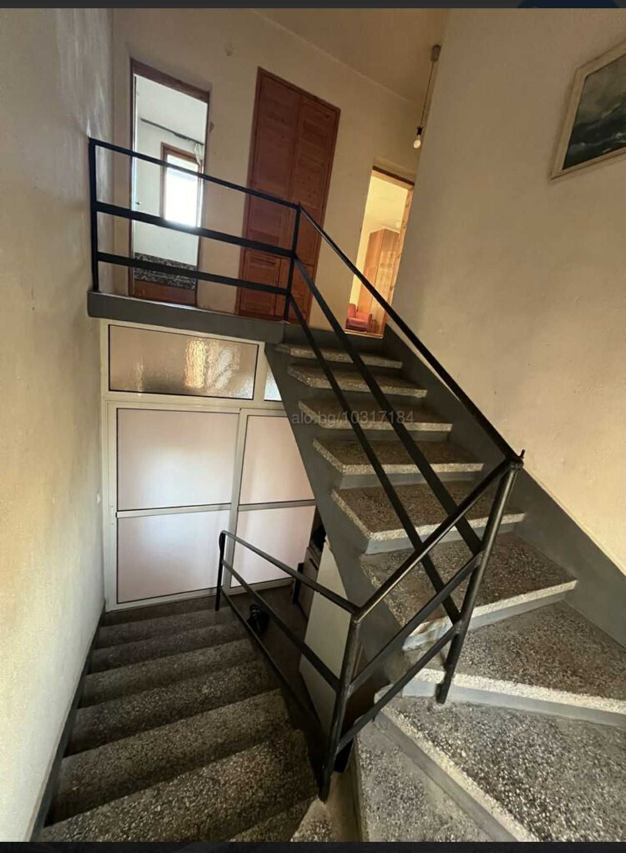 Масивна двуетажна къща
