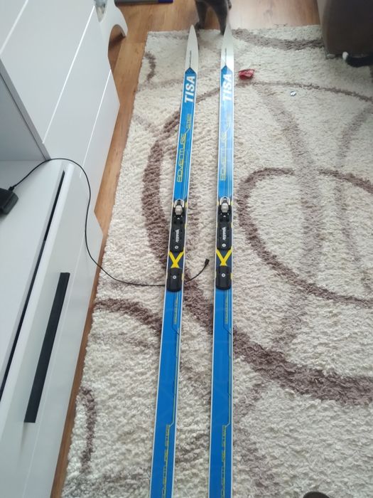 Продам пластиковые лыжи