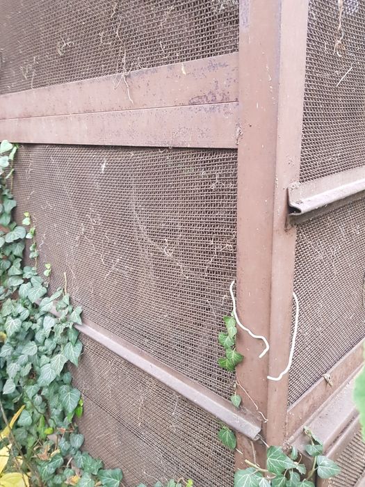 Coser metalic in stare ff buna cu plasa deasa(nu intra rozatoarele)