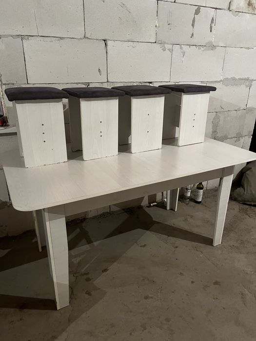 Стол с стулями на кухню