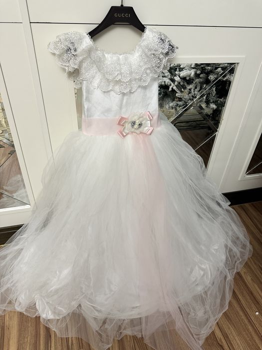 Платье пышное на 8-10 нет