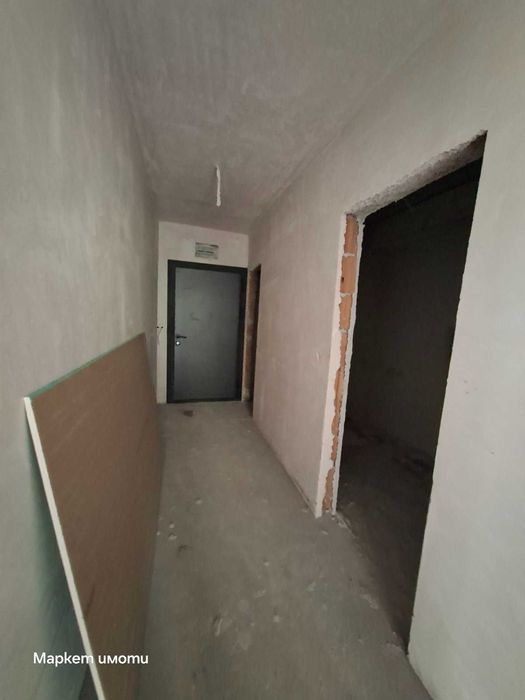 Три стаи с бокс, Езикова гимназия