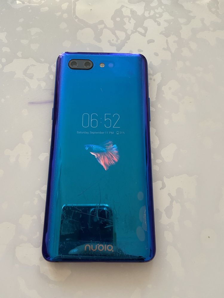 Telefon cu doua display-uri Nubia X