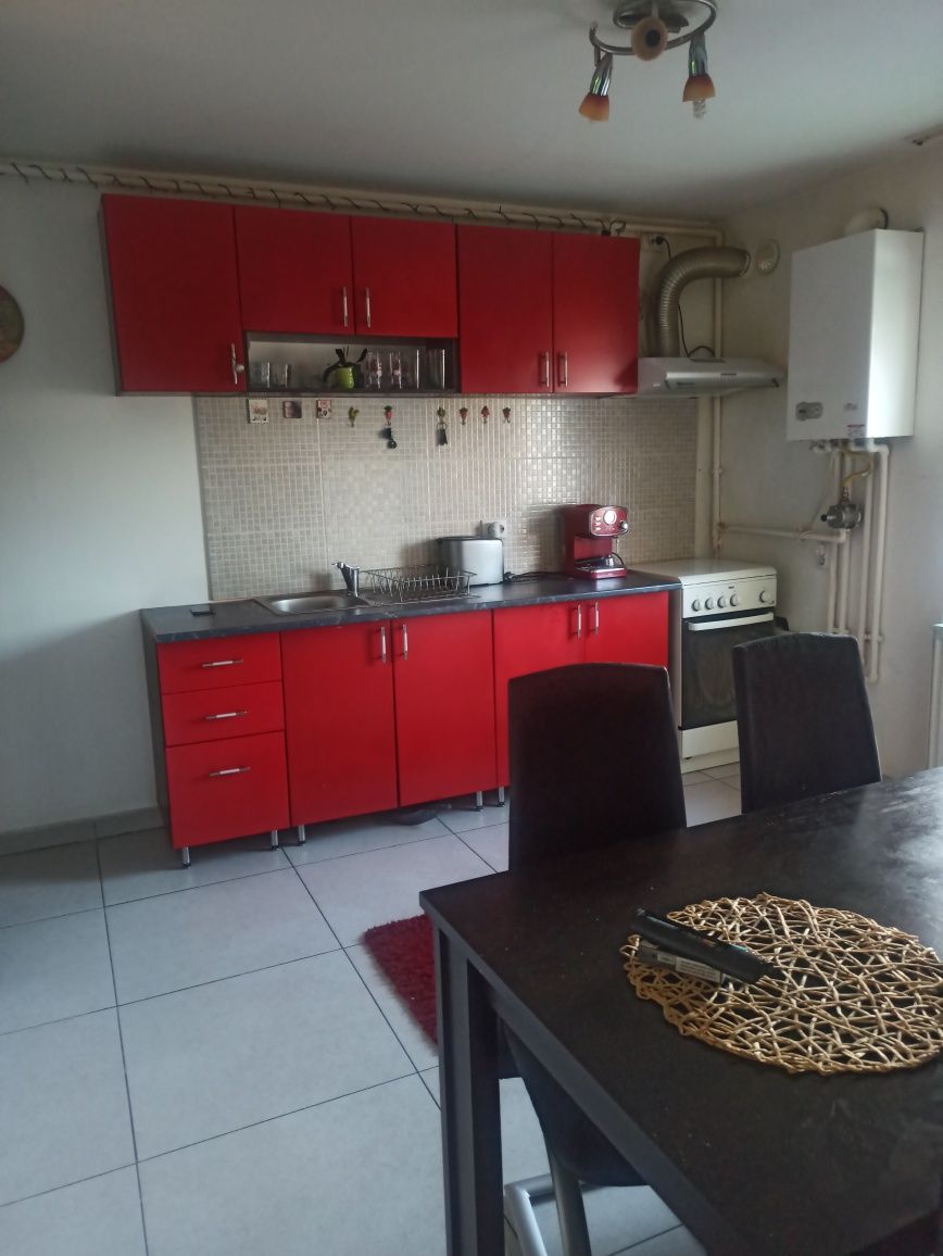 Vând apartament cu 2 camere decomandate + bucătărie,hol,baie, 56 mp,