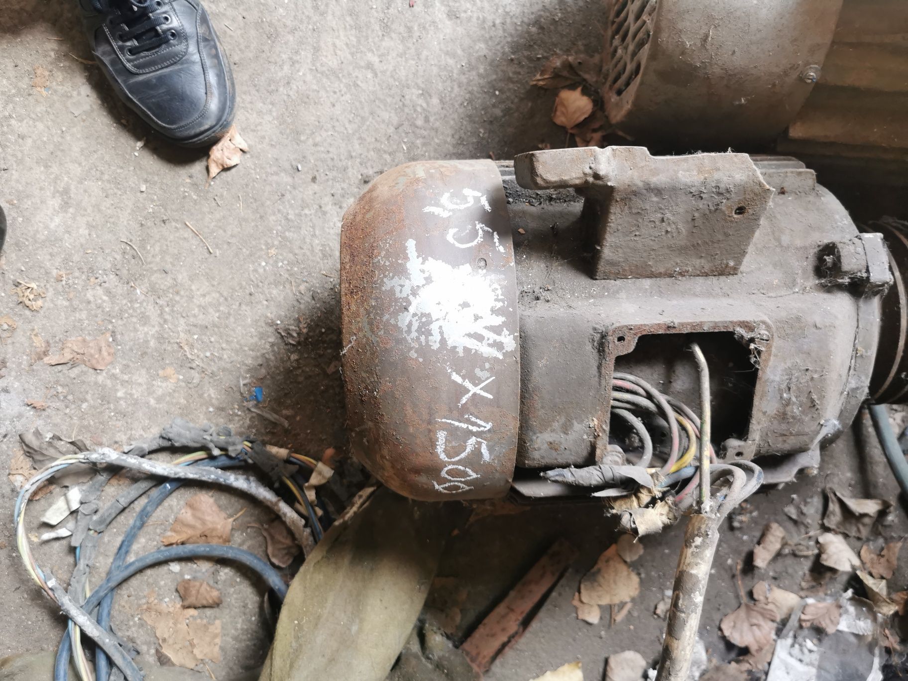 Vând 3  motoare electrice trifazate