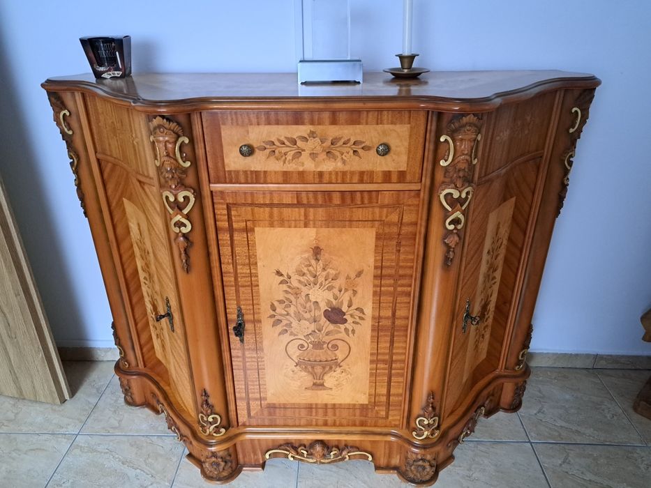Comoda sculptată cu intarzie
