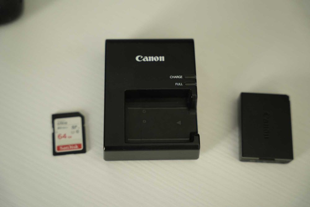 Canon 4000D + Obiectiv Kit EF-S 18- 55mm f/3.5-5.6 III