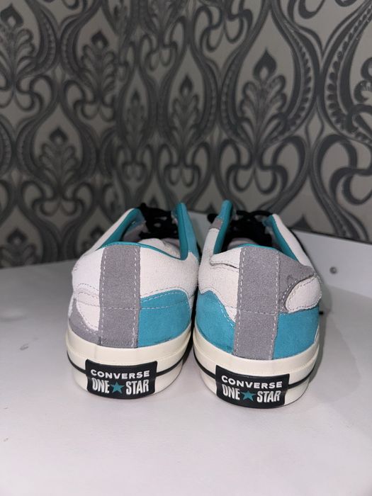 Converse, noi, in stare perfectă, nepurtați.