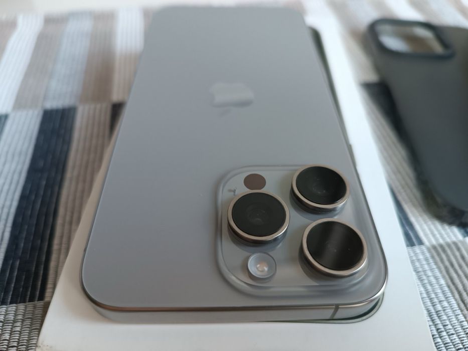 Iphone 15 Pro Max 256GB В гаранция до 03/05/2026г + 4кейса подарък