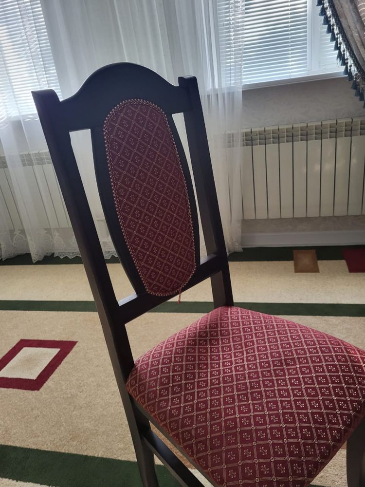 Гостиный стол со стульями