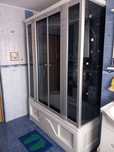 Cabină mare de duș cu cadă, cu hidromasaj cu: ventilație, două dușuri,