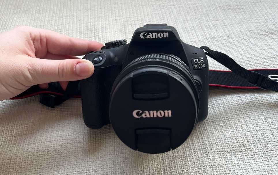 Фотоапарат DSLR Canon EOS 2000D, Черен + Обектив + карта памет 64GB