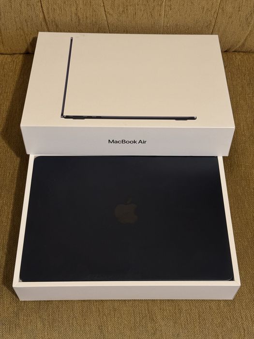 MacBook Air M2, 8GB ram, 512GB SSD baterie 93% state foarte buna