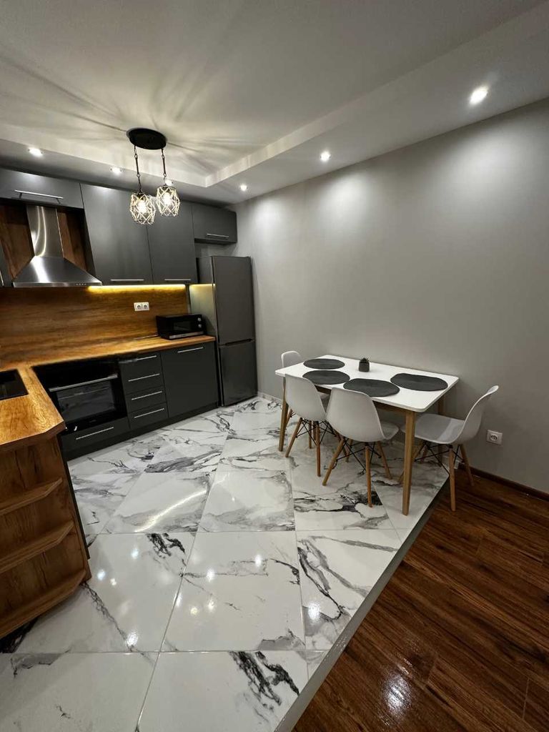 Дава се под наем Тристаен апартамент в София, Надежда 2 - 88 кв.м за 765 € - Снимка #1