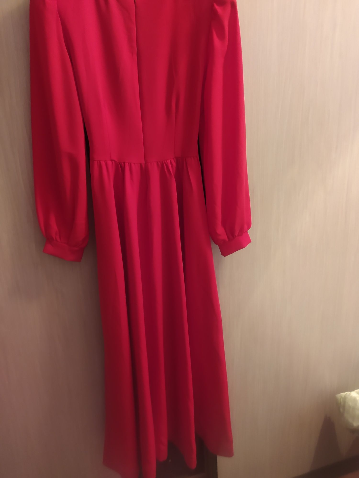 Продам платье красное