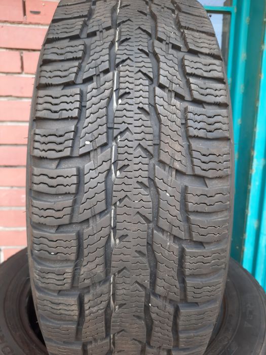 Продавам 2 зимни гуми 215/60/17 C бус Nokian