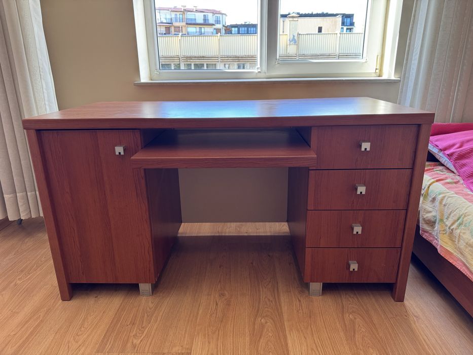 Масивно бюро в отлично състояние