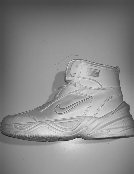 Vând o pereche de adidași sport albi, potriviți pentru