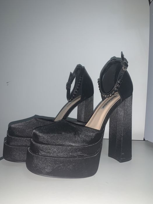 Pantofi cu toc, negri, satinați