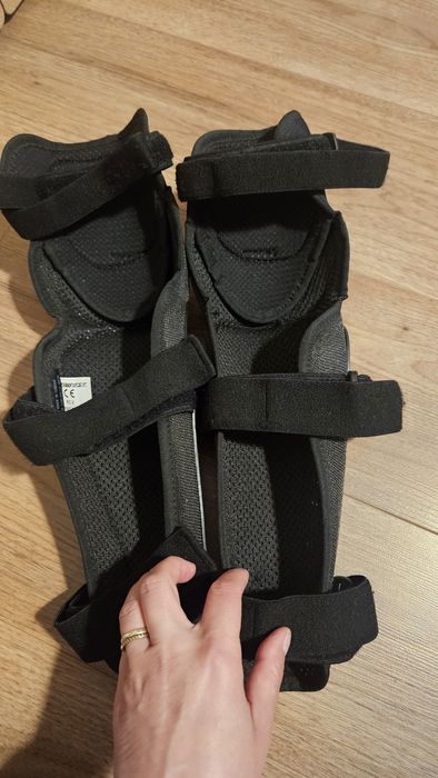 Vând protecție genunchi dainese ptr motor