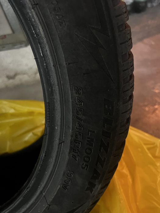 2 бр зимни гуми Bridgestone 245 45 17 Blizzak LM005 dot22