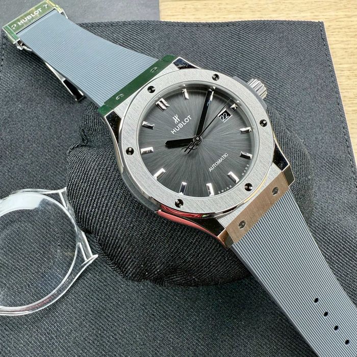 Hublot Classic Fusion Gri 42mm | 542.NX.7071.RX | TVA Deductib. 2025