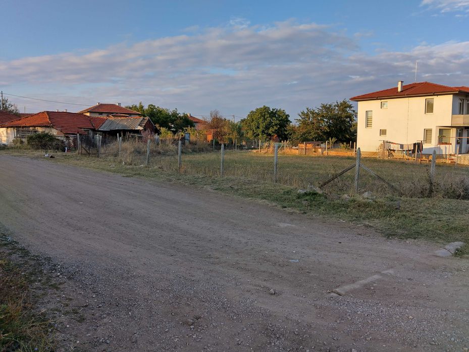 Продавам уреголиран поземлен имот
