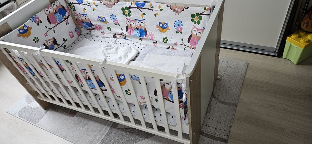 Patut din lemn pentru bebelusi, cu saltea, protecții si lenjerie 140x7