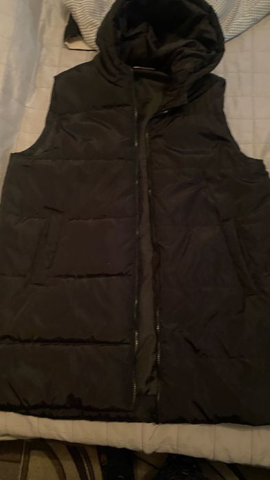 Продавам дамски елек с качулка, дебел, шушляк.