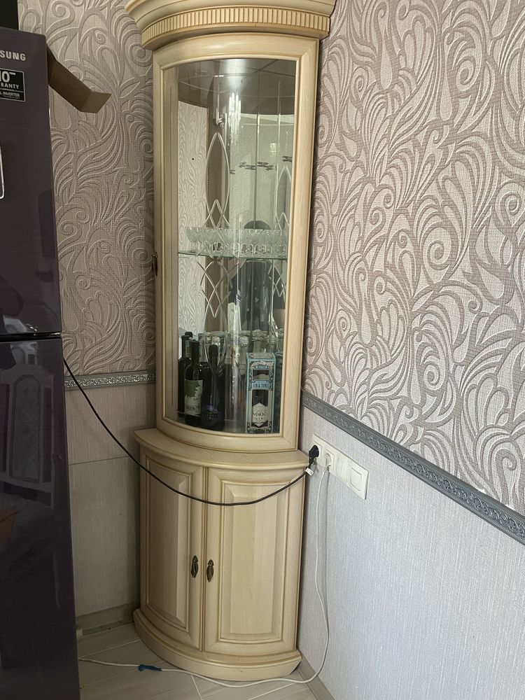 Продаю стол,стулья а также угольный шкаф